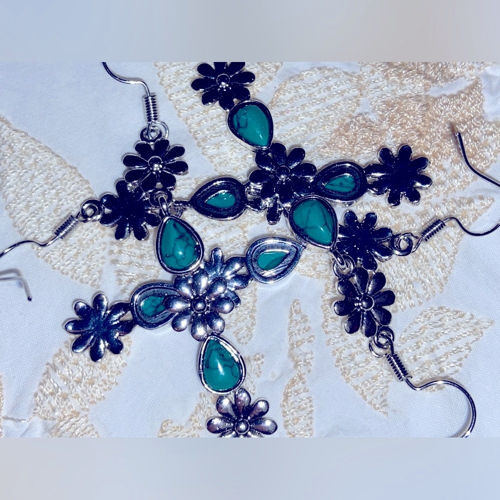 NWT Silver Flowers w/Turquoise Dangling Earrings- About 2.5” Long- Cute w/Jeans - Picture 12 of 16
